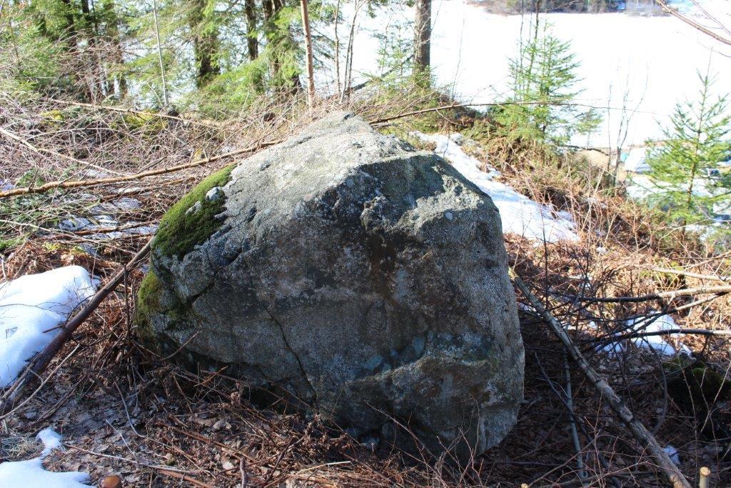 Avrundet stein helt sør i området.