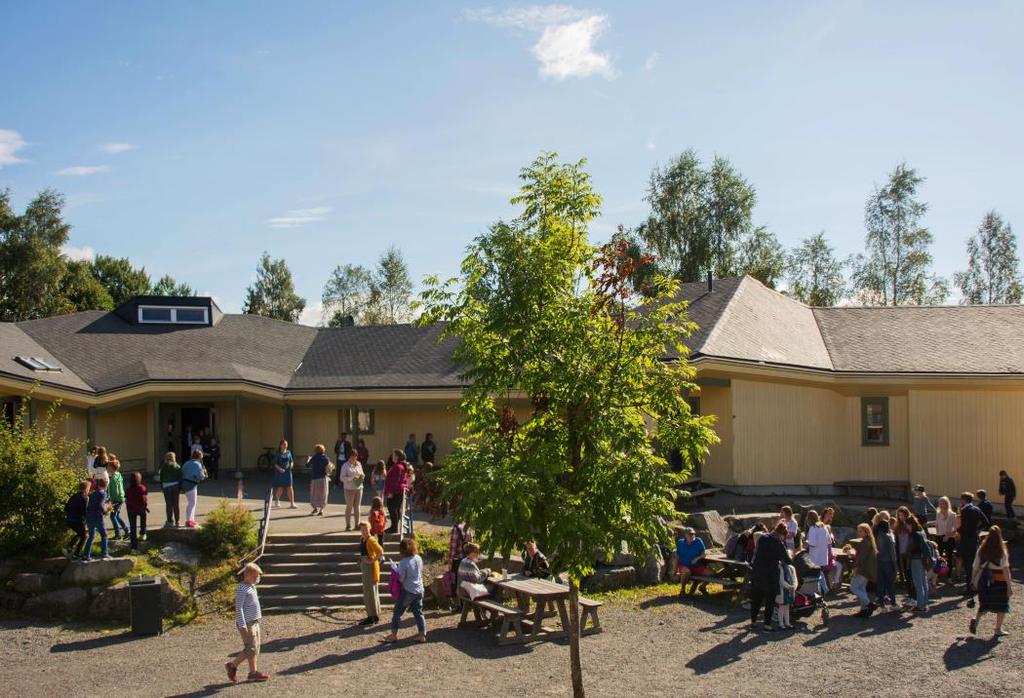 Første skoledag Som (nesten) alltid på første skoledag skinte solen over Vallerud. Leif ledet den høytidelige velkomsten til det nye skoleåret. Seks spente 1.