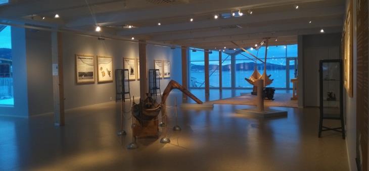 2 Utstillinger, arrangementer og pedagogisk virksomhet Hovedutstillinger som er vist på museet er fjorårets utstilling «Treindustrien på Helgeland» og «Båtbyggerbøndene på Helgeland» (produsert i