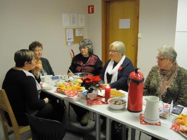 På møtet var 108 kvinner samla. Presentasjon av laget. Spørreleik. Servering av rotsuppe.