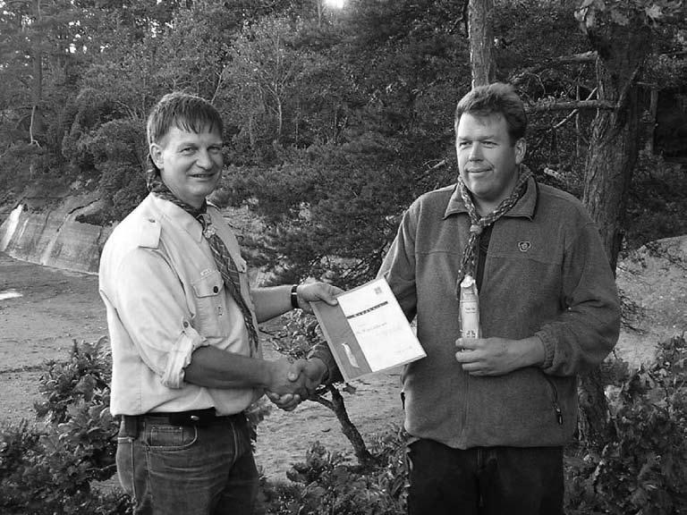 Æreskniven til Per Richard Larsen Foto: Erik Pedersen Etter mange trofaste år som speiderleder, fikk Per Richard Larsen tildelt æreskniven av Larvik MS speidergruppe.