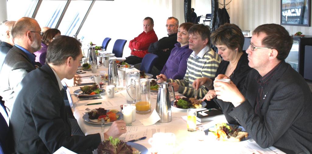 I et uformelt møte over en god frokost får man anledning til å