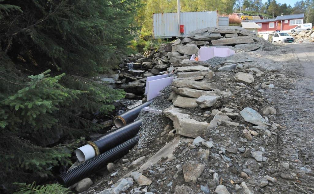 OMRÅDEBESKRIVELSE Bekken fra Fossdalsvatnet er en sidegrein til Mødalselva, som renner til Longvotni på Kvamskogen, oppe i Steinsdalsvassdraget (vassdragsnummer 052.7Z).