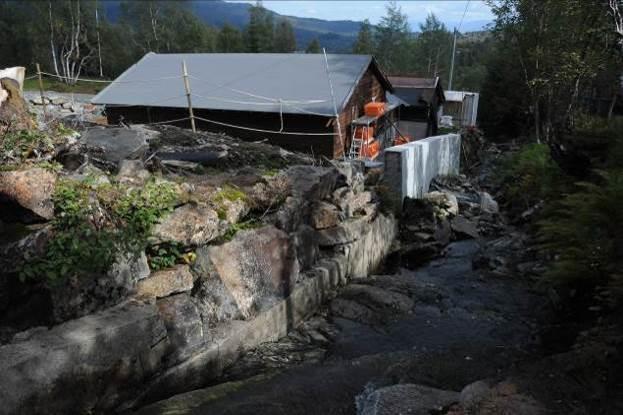 PRØVETAKING OG METODER Det ble valgt ut to prøvetakingstasjoner i bekken langs Kvamskogen vassverk, en ovenfor anlegget og en nedenfor avløpet.