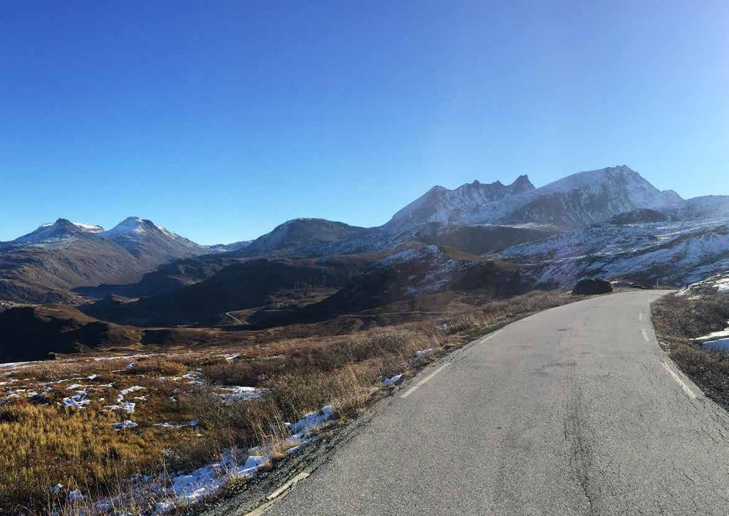 Tindevegen Tindevegen is the mountain road between Årdal and Turtagrø (32 km) and the shortest route when travelling between Bergen and Trondheim.