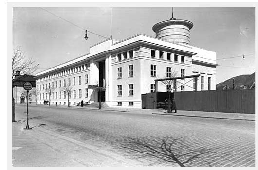 10 Figur 4: Her er den nye administrasjonsbygningen til BLV fotografert i 1939, året etter oppførelsen. Østfløyen og den inntrukne toppetasjen kommer opp først mange år senere (Foto: Atelier KK.