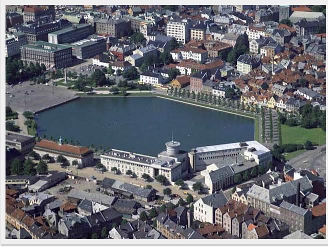 11 Figur 5: Her er bygningene fotografert i 1960. De to realiserte nybyggene i Strømgaten 19 er kommet opp, og tårnbygningen er fremdeles uendret.