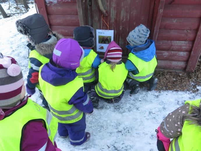 Vi har funnet frem musikk med sambarytmer som vi har brukt til karnevalsdans.