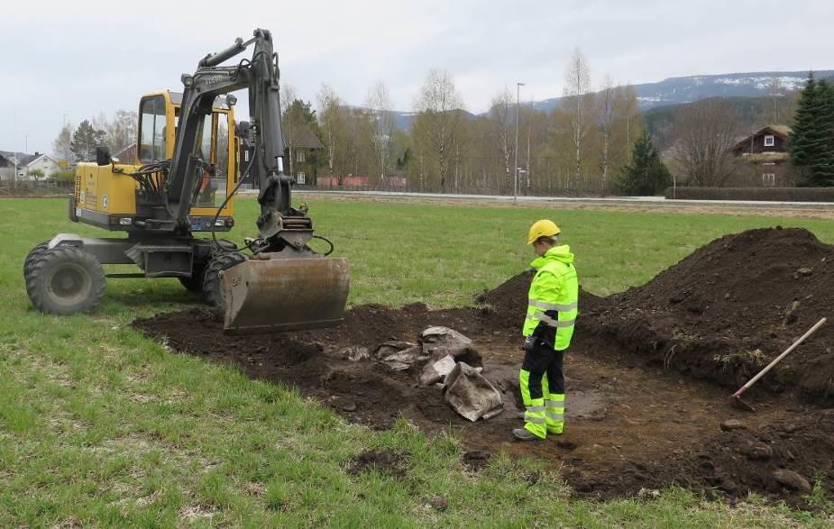 steinpakning og mulig kullag i strukturen som forsterket tolkningen av mulig grav.