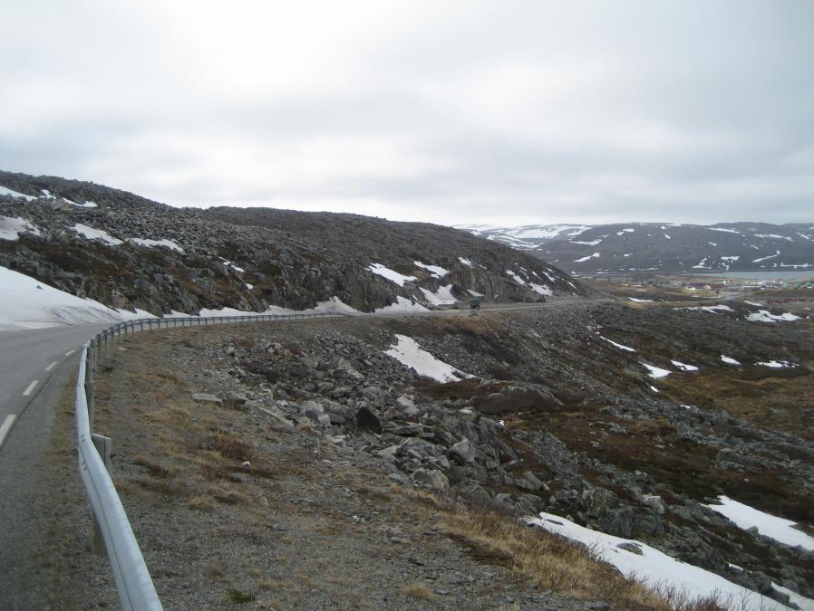 DRIFTSPLAN Gamvikveien steinbrudd Bruddet drives ved at blokker sprenges ut fra toppen i lag på 6 m (pallhøyde).