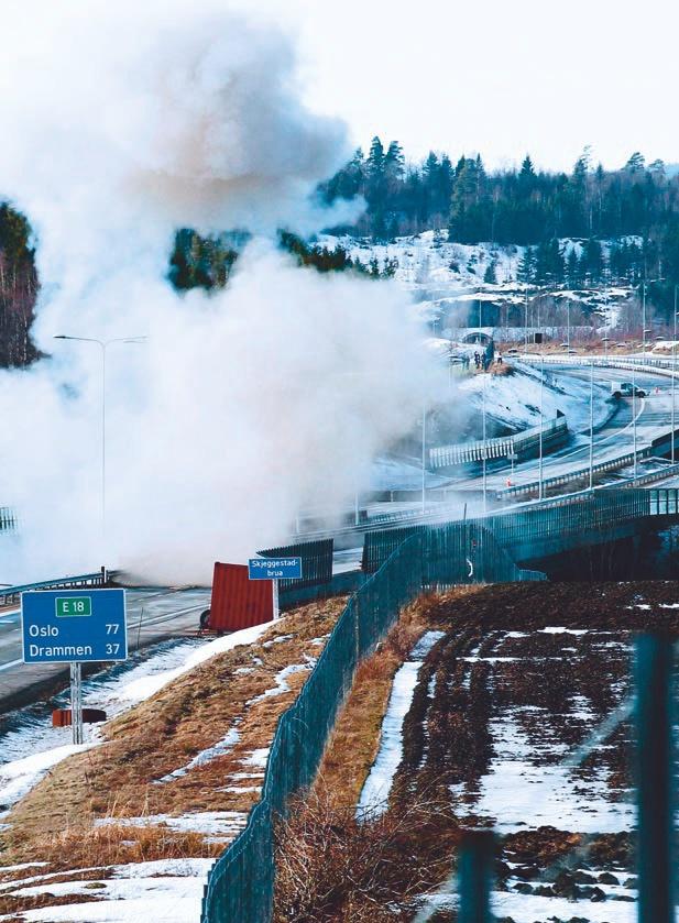 Før sprengingen ble det lagt ut 2 000 m 3 med Leca-kuler under det sørgående løpet som fungerte som pute for bruelementene da de falt ned under sprengingen.