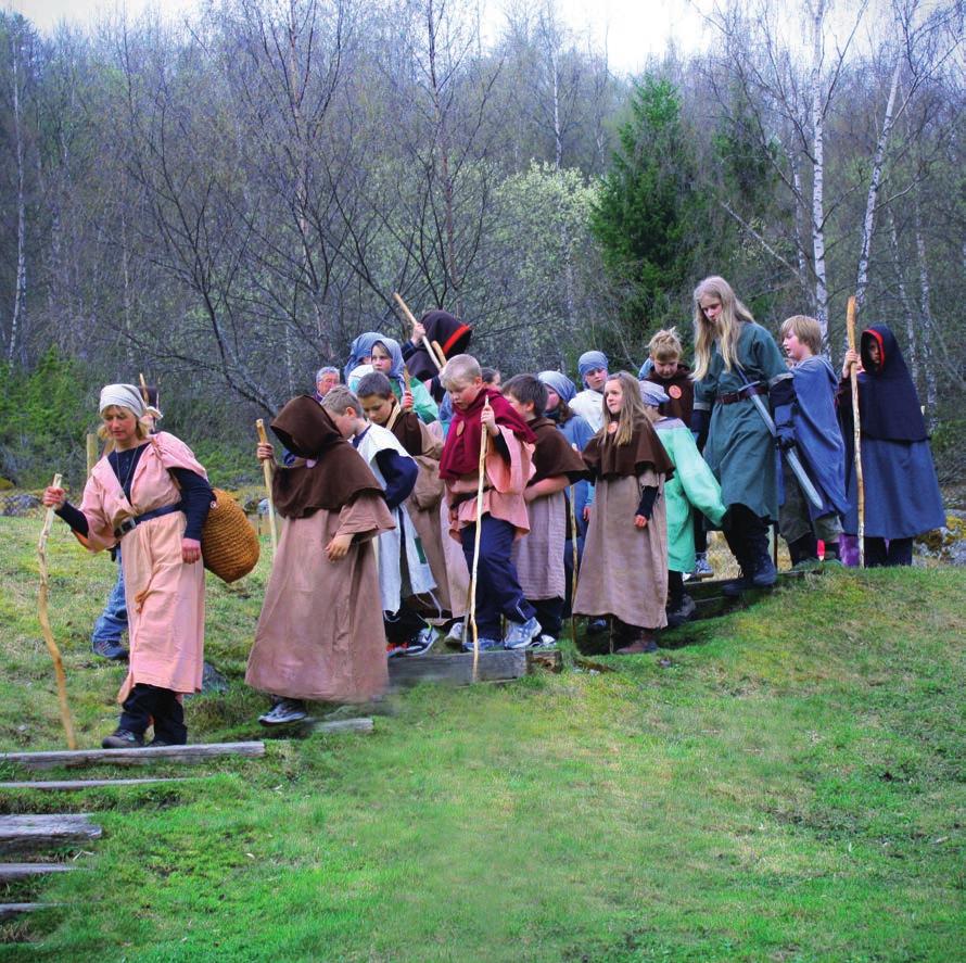 5. klasse frå Lærdalsøyri skule på pilgrimsvandring ned til