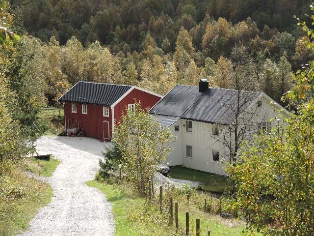 Gårdsvegen fra Innereng kommer bratt og skrått opp på fylkesvegen, og det er vanskelig å stoppe i