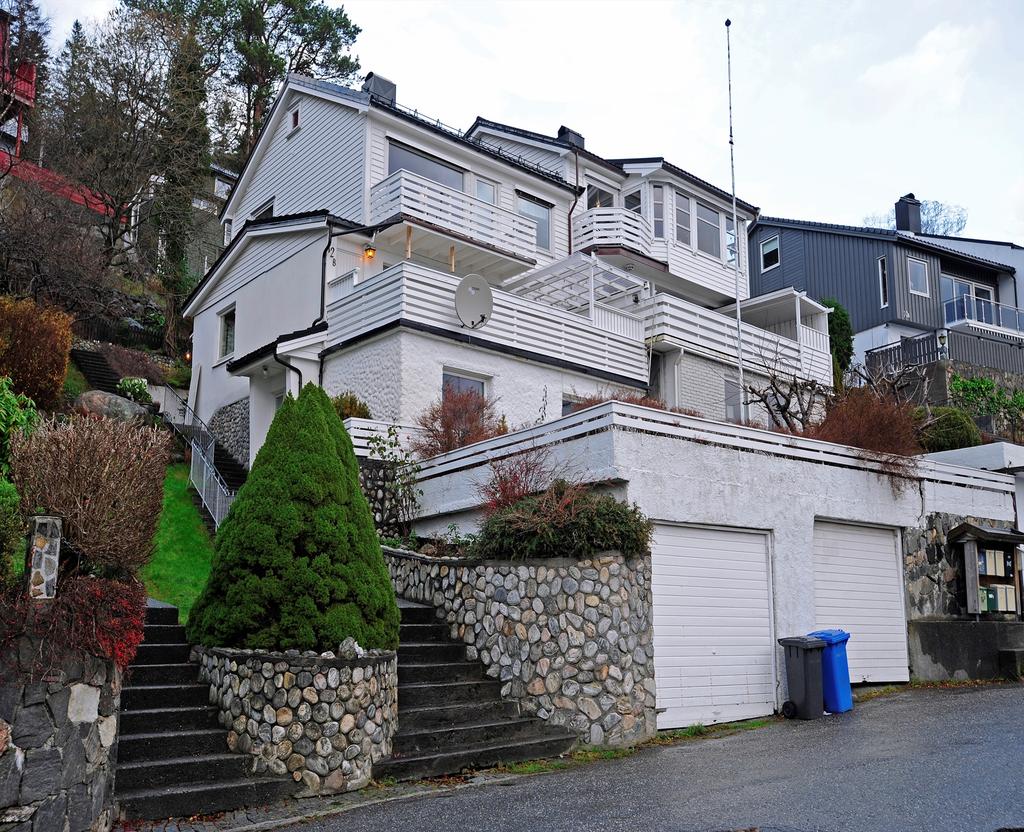 SALGSOPPGAVE Vertikaldelt bolig med dobbel garasje og utleiedel T Innholdsrik og sydvendtbolig med panoramautsikt. Store terrasser og hage. Dobbel garasje med terrasse over. Inneholder bla.