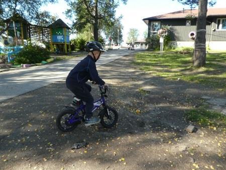 I løpet av september og oktober drar vi på tyttebærtur til Reinforsen og på sykkeltur til sykkelbanen på Gruben. På disse turene tar ungene med egen sekk.