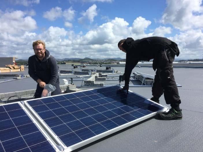 SOL PÅ SOLA; PILOT PROSJEKT STARTET 1. JULI 2016 Installert solcellepanel på taket av parkeringsgarasjen.