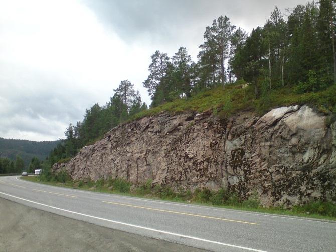 Figur 5: Dagens veg har varierende sideterreng. Foto fra fjellskjæring i sør, og ved bolig i Kalvvika.