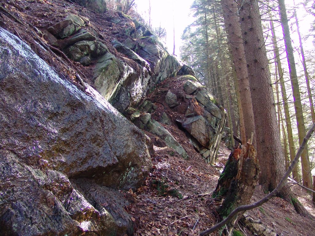 BERGEN KOMMUNE Fig. 5 Foto figur 5 viser typisk oppsprekking ved foten av en bergskrent. Sprekkesystem 1 og 2 ses tydelig. Sprekkegeometrien er relativt ugunstig og kan avløse blokker i fjellsiden.