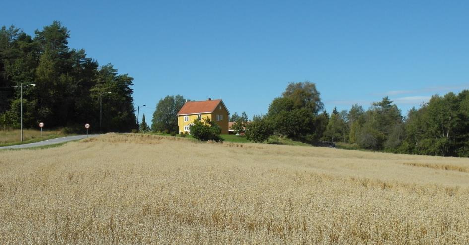 3. Lerstang Berg Stamland Oksom - Stulen Berg gård. Området preges av stor variasjon med åpne jordbruksområder oppbrutt av kupert skogsterreng med stort innslag av lauvskog og varmekjære treslag.