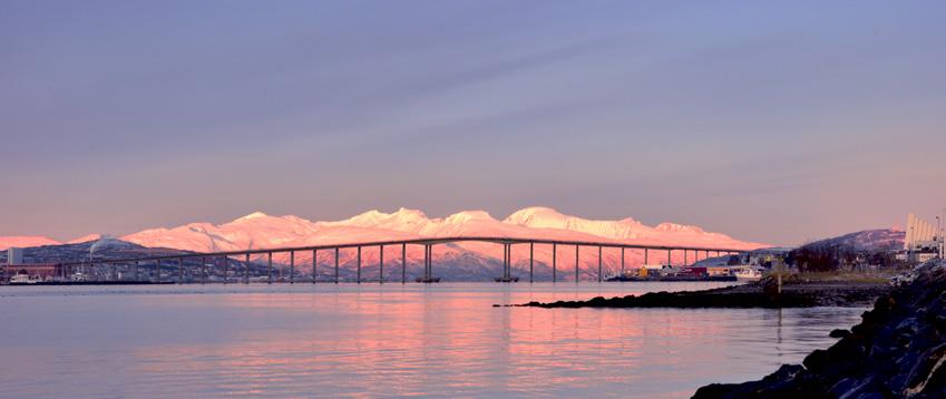 Tromsø: En by i positiv trend Tromsø er i dag mest kjent for sitt unge og vitale miljø, med universitet, kultur, uteliv, samt fantastisk natur. I folketall er Tromsø den største byen i ord-orge.