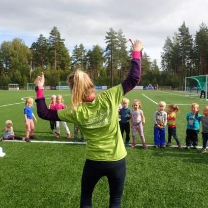 Finne ut hva sangen handler om og danse videre Barnehagen skal fremme vennskap og fellesskap "Sosial kompetanse er en forutsetning for å fungere godt sammen med andre og