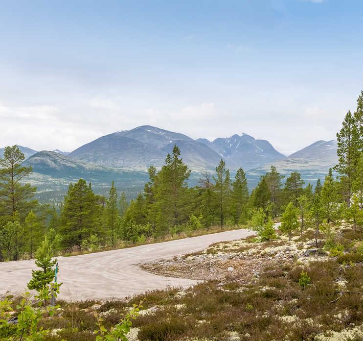 FAKTA OM EIENDOMMEN Eiendommen ligger i Sollia, ca 900 moh. med fantastiks utsikt til Rondanemassivet. Tomten skråner mot sør/vest, og har gode sol- og lysforhold.