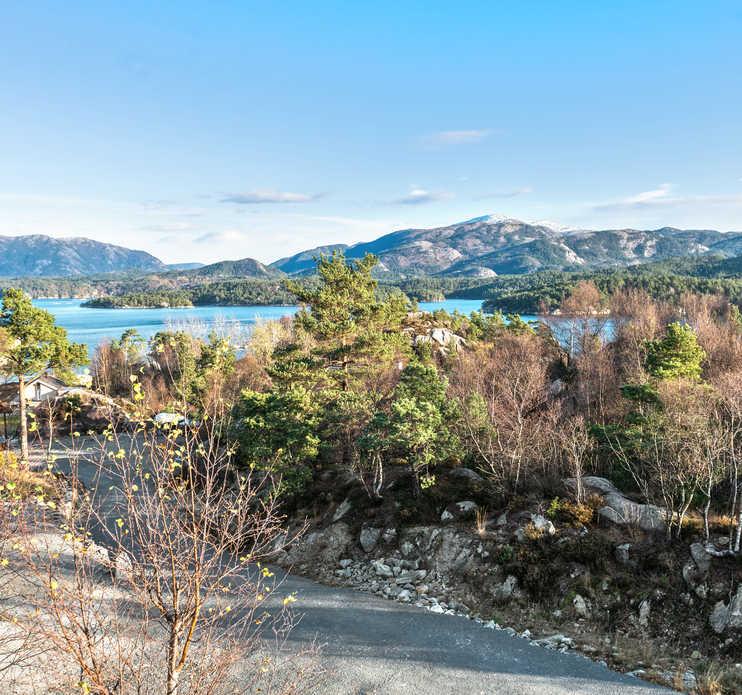 FAKTA OM EIENDOMMEN Tomta har idyllisk beliggenhet med flott utsikt til Hervikfjorden.