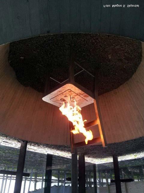 Louise Bourgeois har laget den "brennende stol" med sju speil rundt. Der brenner den evige flammen og naturen har "fri vei" inni rommet.
