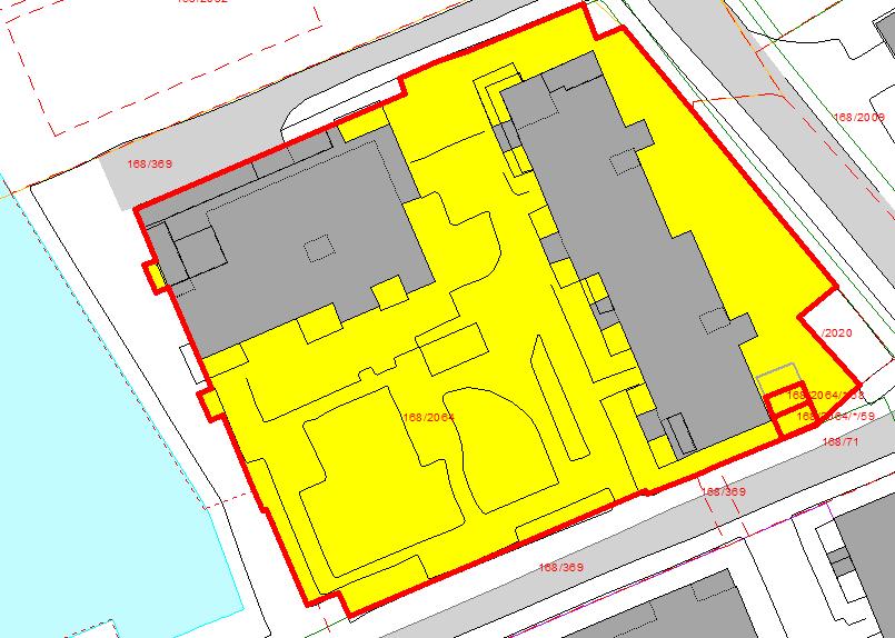 Det er bare 5 meter mellom omsøkt parsell (stiplet i grått) og til eiendom gnr. 168 bnr. 2020 som er område avsatt til parkering.