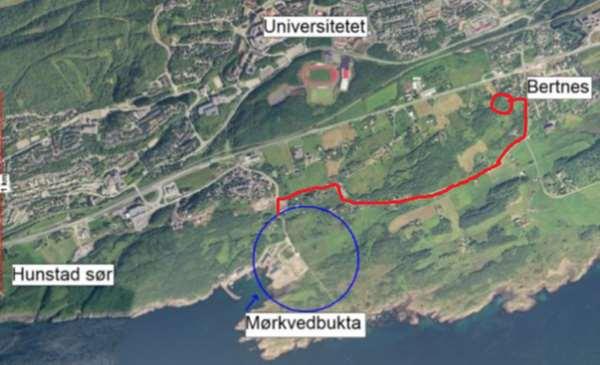 Bilde viser Innstrandveien som forbindelse mellom planområdet(rød sirkel) og planlagt skole (blå sirkel) Det er ellers gode bussforbindelser, innen 5 min gange fra planområdet. 8.