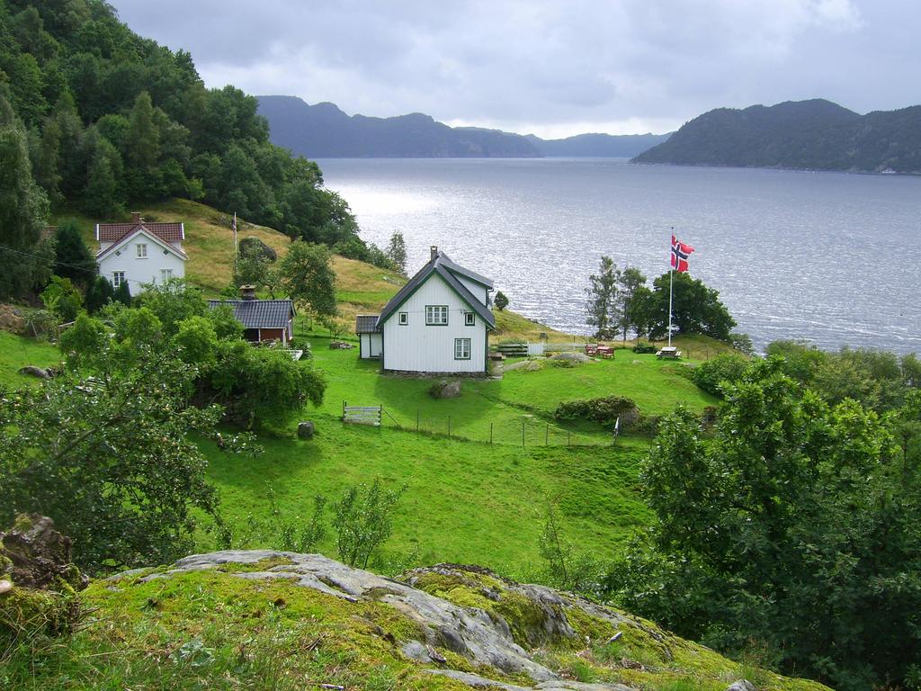 Reguleringsplan for Helle ved Stolsfjorden i Flekkefjord kommune Status og utvikling: Miljøverndepartementet legger til grunn at planområdet berører slåttemark som er en utvalgt naturtype etter