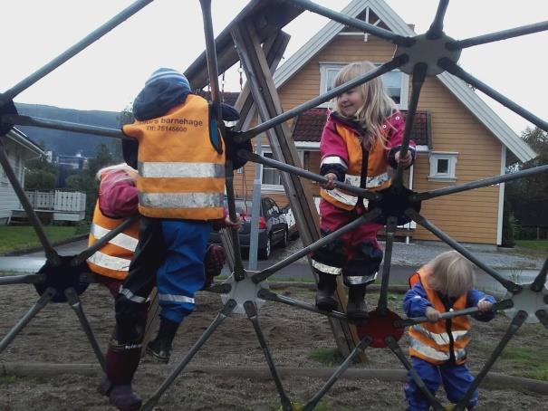 Ungene kan gå langt og er lette å motivere til å dra på turer. Vi jobber med å gå i lag og tar hyppige stopp for å samle gruppa.