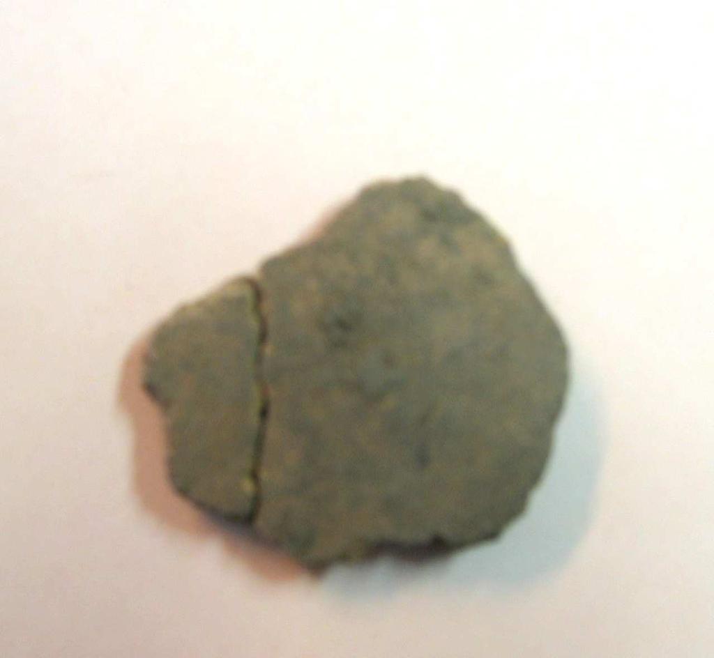 Skoningsstein i øst 20 cm (N-S) x 12 cm (Ø-V) og to mindre steiner i vest 8 cm x 7 cm, 6 cm x 8 cm. F2 ligger ca.