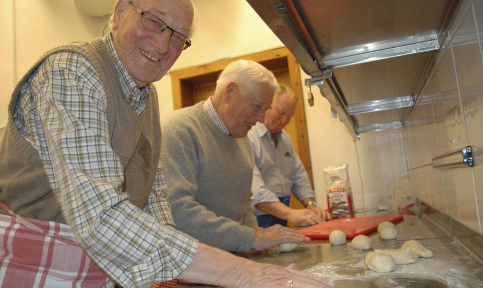 Aktiv og sunn aldring 92 år og endelig i sving på kjøkkenet Her baker Knut Sundbye (92) for aller første gang i sitt liv.