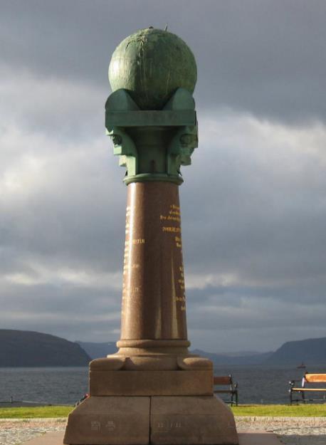 Figur 6: Struves meridianbue i Hammerfest (Harsson 2014). selvstendig i prosjektet som også Sverige var med på, viser at landet hadde både ambisjoner og kompetanse.