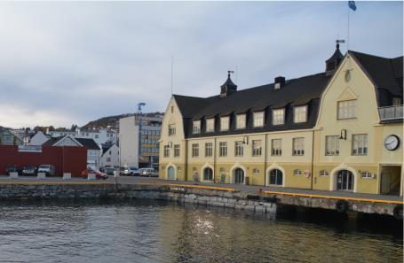 Svært stor kulturhistorisk verdi Figur 4. Havnebygget fra 1914-19 på steinkai i indre del. Begynnelsen av dampskipskaia fra rundt 1900. Gågata ned mot havn. (foto.