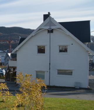 Harstad skipsindustri Sone 5 er avgrenset langs den eksiterende og historiske reguleringsavgrensing for tidligere industriarealer mot sentrumsfunksjoner i sone 4 og 3 og boligområder i sone 6.