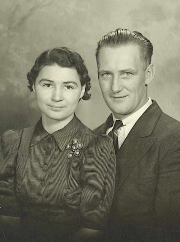 Peter og Clara på dere bryllupsdag 14. oktober 1939 (Jorgen) Peter Isakson født 18.09.1903 i Rothsay, Minnesota giftet seg første gang i 1936 med Mildred Jane Stellflug født 09.09.1917 i Opheim, Montana.