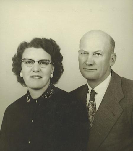 1967 av Olena og Cliff 1925 kreft og Olena døde 01.07.1974. De er gravlagt på Glasgow Highland Cemetery. Melvin Isakson født 23.07.1909 i Rothsay, Minnesota og flyttet med sine foreldre til Opeim i 1913.