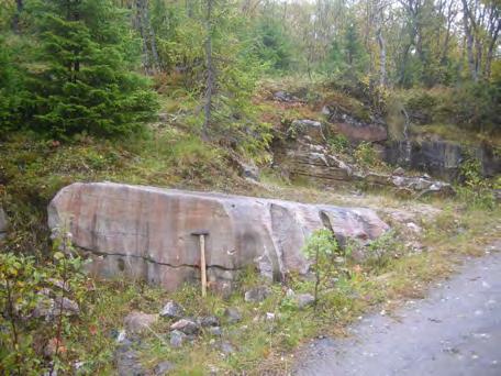 Langs skogsbilveien fra Breivoll mot Ibestadvatnet opptrer blotninger av karbonat. Fotografiet i Fig. 15 viser hvit kalkspatmarmor ved denne skogsbilveien 3-400m øst for Ibestadvatnet.