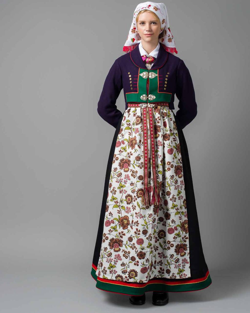 Denne er rekonstruert fra den gamle trøya fra 1865, både i farge, snitt og knapper. Alle trøyene har klede i rødt og grønt og håndbroderte detaljer.