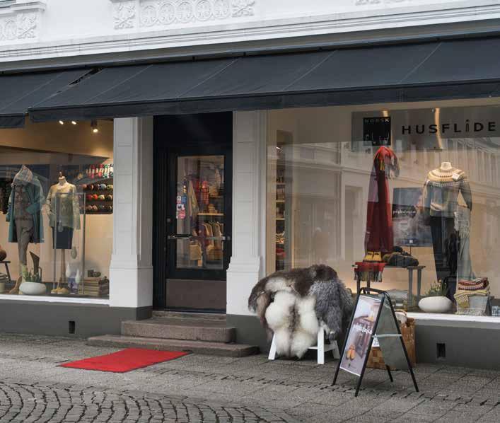 Alle med svennebrev i bunadstilvirkning og stor kjærlighet for faget. For på systua i Arendal er bunadssømmen mer enn en jobb og et fag.