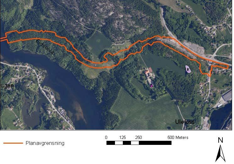 Enkelte steder er skogen hogget ned, og kun busker står igjen. Området gjennomskjæres av bratte kløfter med bekker i bunnen, og er tungt fremkommelig.