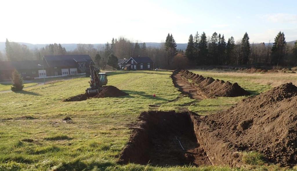 Foto 10: Lok. 2 sett mot vest. Sjakt 8 er åpnet og maskinen har begynt på sjakt 9 Avgrensning Lokaliteten er omtrent 690 kvm.