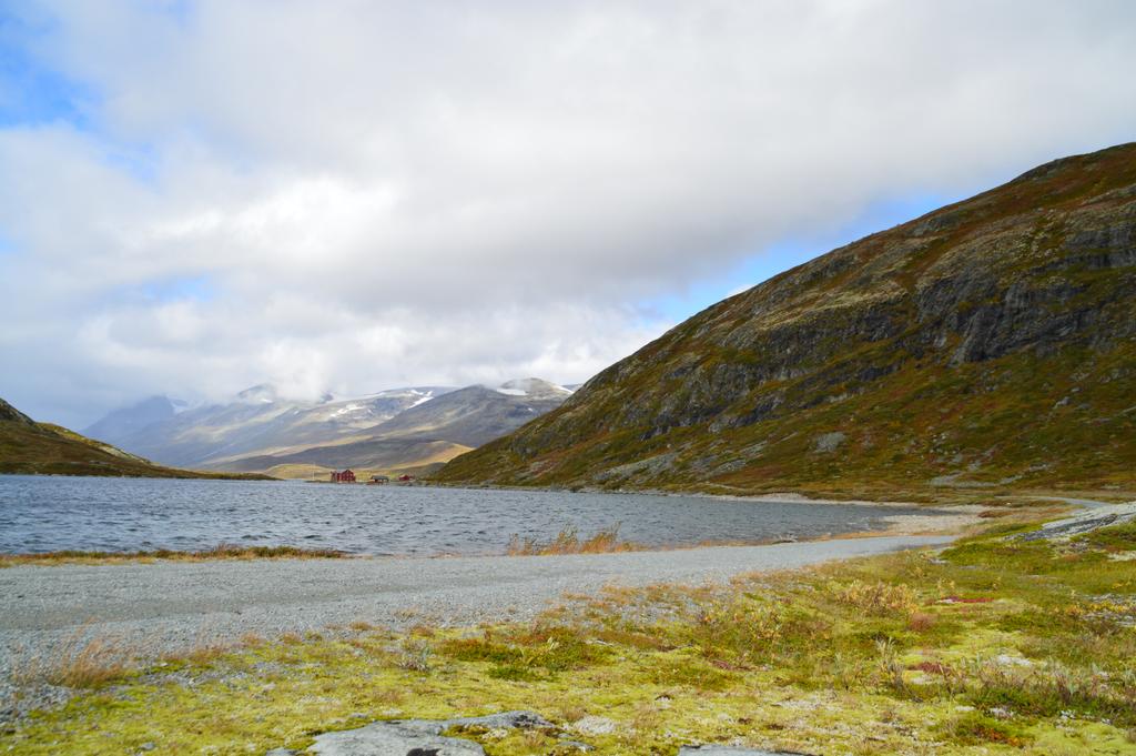 BYGDINVEIEN Vil du gå tur langs innsjøen Bygdin i Jotunheimen, mellom Bitihorn og Kalvehøgdemassivet, med utsikt til Torfinnstindane?