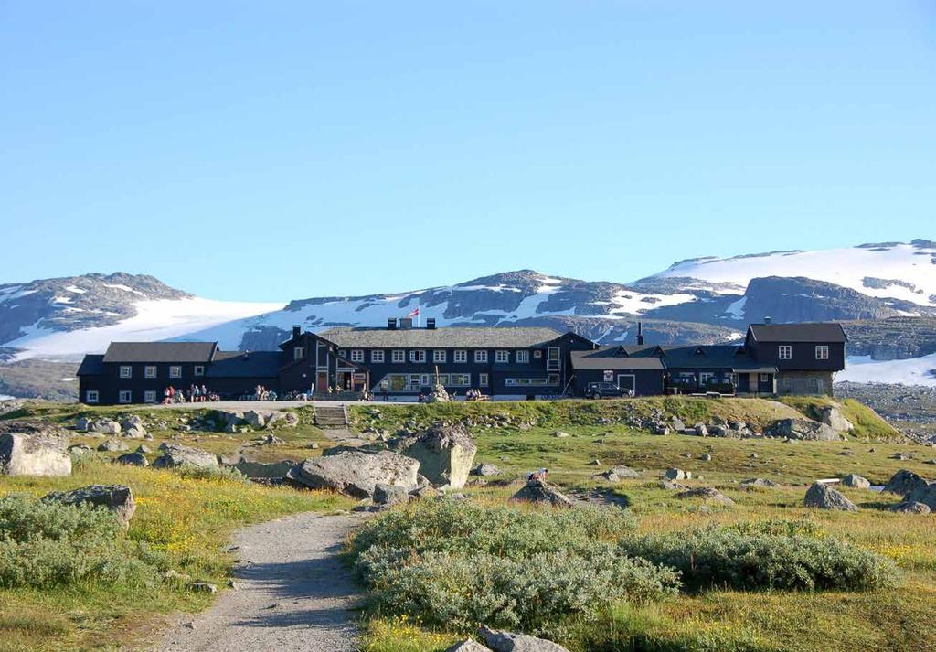 FINSEHYTTA OM HYTTA Finse er ikke som noe annet. Stemningen. Det barske, nådeløse været. Høyden over havet 1200 meter. Hardangerjøkulen som iskald og gnistrende ligger synlig ikke langt unna.