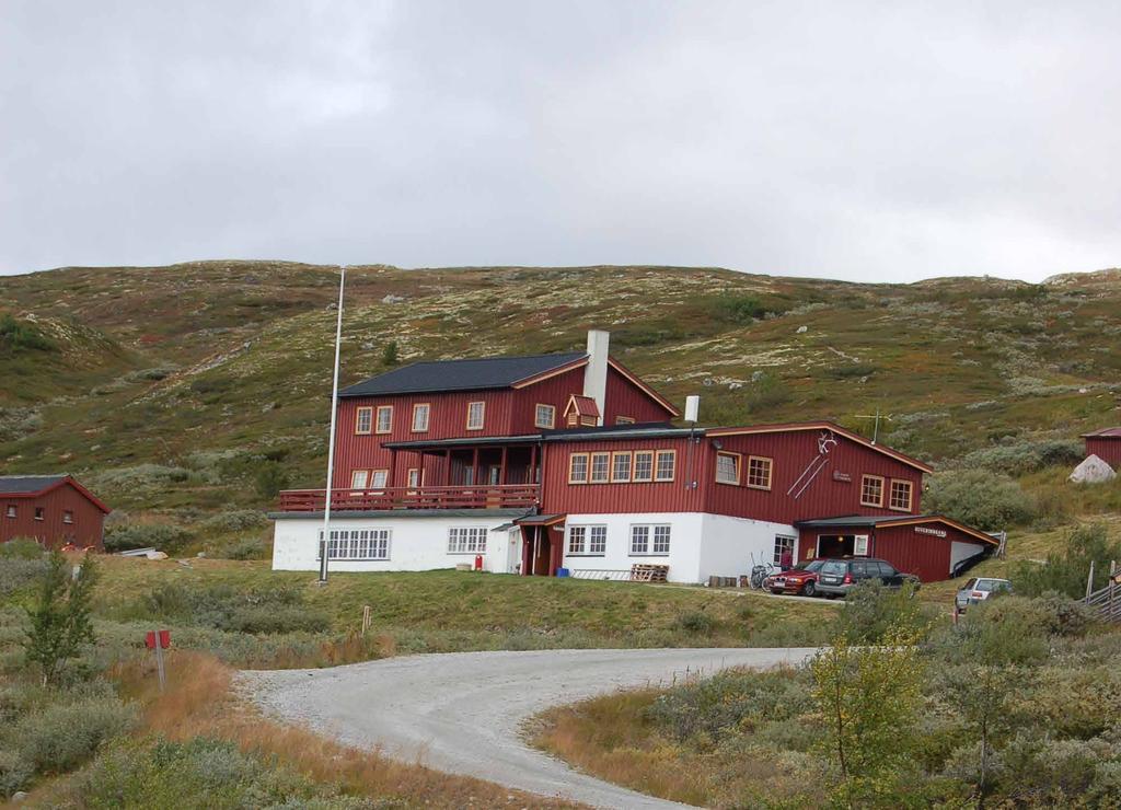 KALHOVD OM HYTTA Fjellene fremstår mykere, mer vennlige, rundt Kalhovd enn i mange andre fjellområder. Grønne fjellsider omkranser fjellvannene i området sørøst på Hardangervidda.