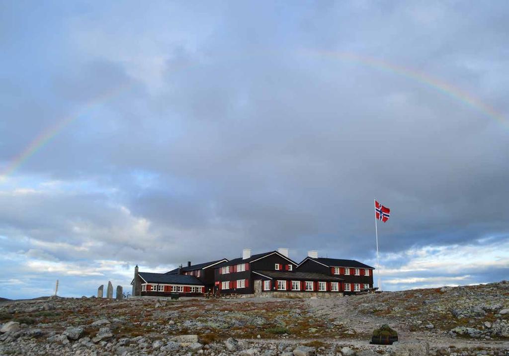 SNØHEIM OM HYTTA Selv for 70 år siden var Snøheim flott, påkostet, og en av DNTs storstuer. Nå er hytta utvidet, oppgradert og tilrettelagt for funksjonshemmede.