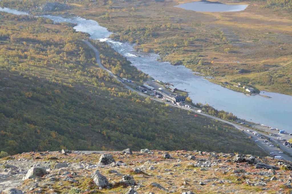 GJENDESHEIM OM HYTTA Mellom mektige, ruvende fjell midt i Jotunheimen ligger et isgrønt, iskaldt, langstrakt fjellvann. Det er innsjøen Gjende.