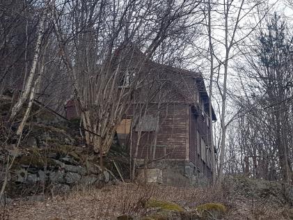 3 Lasarettet som er det gamle tuberkulosesykehuset beliggende litt ovenfor og til siden for sykehuset er i svært dårlig forfatning og egner seg best for riving.